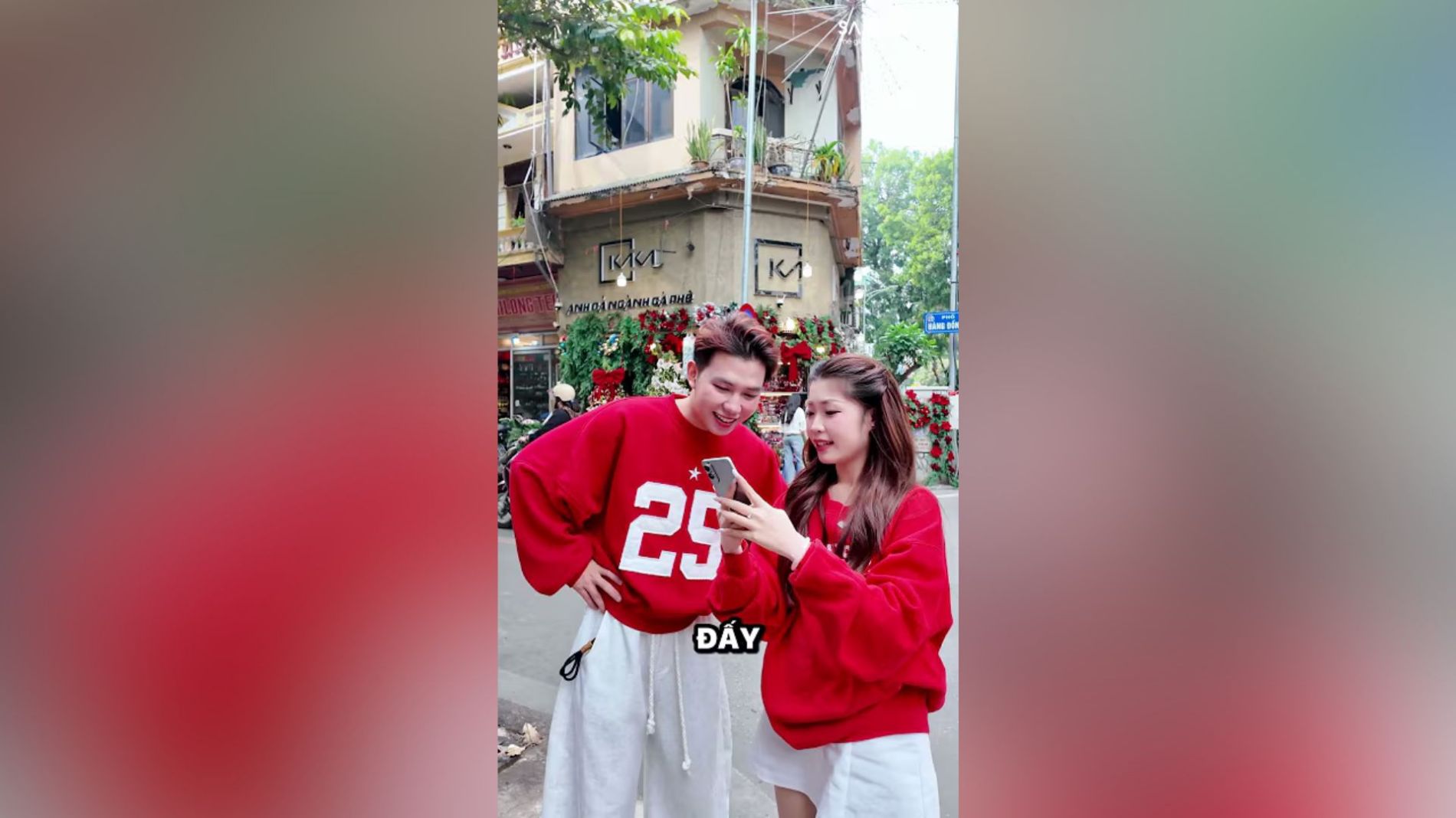 Hình ảnh cho danh mục Chụp Ảnh Giáng Sinh Dọc Phố Hàng Mã Bằng Galaxy S25 Edge!